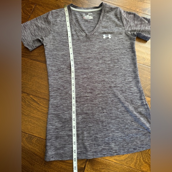 Under Armour Loose T-Shirt Heatgear V-Neck Short Sleeve Top Eggplant Women's XS - Picture 4 of 7